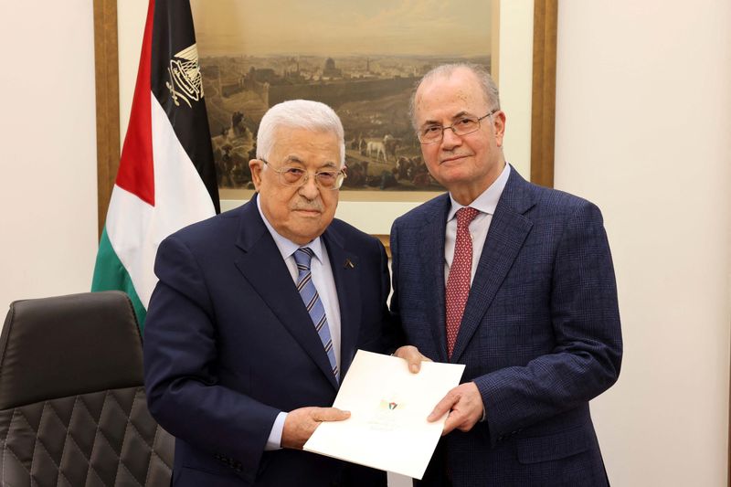 © Reuters. FILE PHOTO: Palestinian President Mahmoud Abbas appoints Mohammad Mustafa as prime minister of the Palestinian Authority (PA), in Ramallah, in the Israeli-occupied West Bank March 14, 2024 in this handout image. Palestinian president office/Handout via REUTERS/File Photo