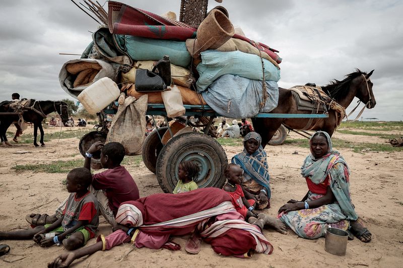 &copy; Reuters. Família sudanesa que fugiu do conflito em Murnei, na região de Darfur, aguarda para ser registrada pelo ACNUR ao lado de seus pertences ao cruzar a fronteira entre o Sudão e o Chade
26/07/2023
REUTERS/Zohra Bensemra