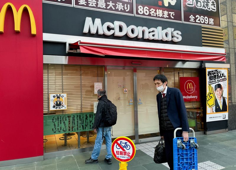 &copy; Reuters. FILE PHOTO: A man reads a notice in the window of a closed McDonald's restaurant as the company said it halted operations due to a system disruption, in Tokyo, Japan, March 15, 2024. REUTERS/Rocky Swift/File Photo