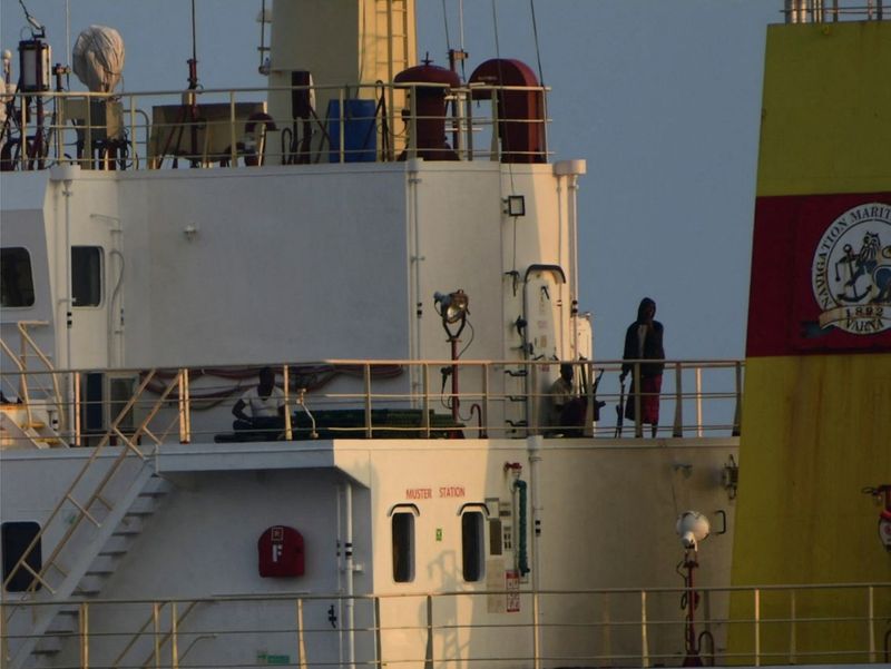 © Reuters. أشخاص يحملون أسلحة يقفون على متن سفينة الشحن المخطوفة روين التي ترفع علم مالطا والتي اعترضتها البحرية الهندية في صورة حصلت عليها رويترز من المتحدث باسم البحرية الهندية يوم السبت.
