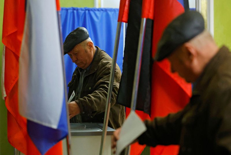 &copy; Reuters. A man casts his ballot at a polling station during the Russia's presidential election, in the course of Russia-Ukraine conflict in Donetsk, Russian-controlled Ukraine, March 16, 2024. REUTERS/Alexander Ermochenko