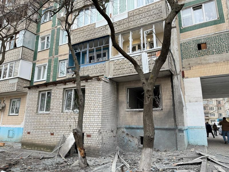 &copy; Reuters. منزل تضرر جراء ما قالت سلطات محلية إنه هجوم صاروخي أوكراني على مدينة بيلجورود في روسيا يوم السبت. صورة لرويترز من قناة فياتشيسلاف جلادكوف حا