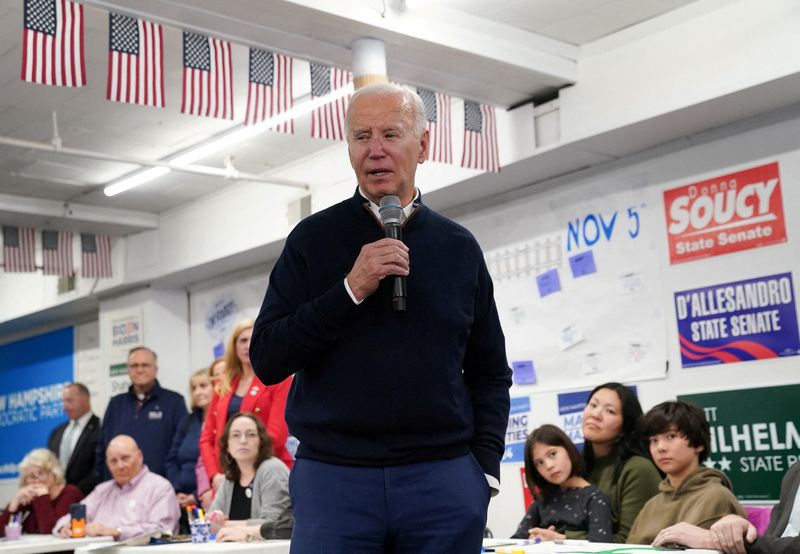 &copy; Reuters. FILE PHOTO: U.S. President Joe Biden speaks during a visit to his campaign field office in Manchester, New Hampshire, U.S., March 11, 2024.  REUTERS/Kevin Lamarque/File Photo