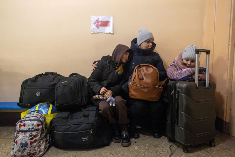 &copy; Reuters. Une femme et ses enfants attendent un train d’évacuation à Pokrovsk, en Ukraine. /Photo prise le 20 février 2024/REUTERS/Thomas Peter
