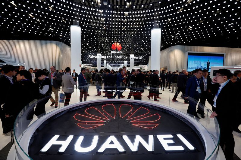 &copy; Reuters. FILE PHOTO: People visit the Huawei stand at the 2024 Mobile World Congress (MWC) in Barcelona, Spain February 27, 2024. REUTERS/Albert Gea/File Photo