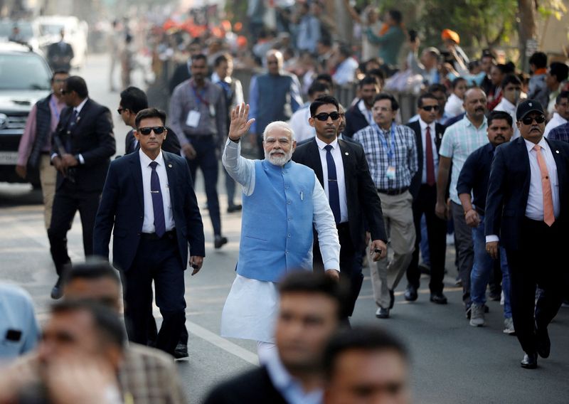 &copy; Reuters. Le Premier ministre indien Narendra Modi salue les habitants d'Ahmedabad, en Inde. /Photo prise le 5 décembre 2022/REUTERS/Amit Dave