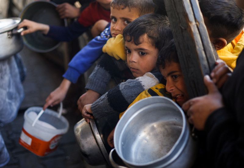 &copy; Reuters. أطفال فلسطينيون ينتظرون الحصول على حصة من الطعام المقدم للنازحين في رفح بجنوب قطاع غزة يوم الخامس من مارس آذار 2024. تصوير: محمد سالم - رويترز