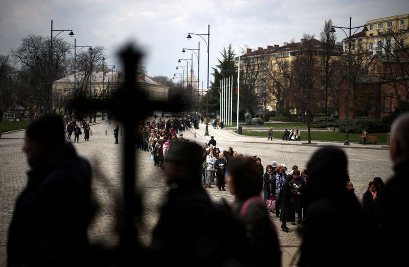 &copy; Reuters. People queue to pay respects during a memorial service for the late Bulgarian Patriarch Neophyte outside St Alexander Nevsky cathedral, in Sofia, Bulgaria, March 15, 2024.  REUTERS/Stoyan Nenov