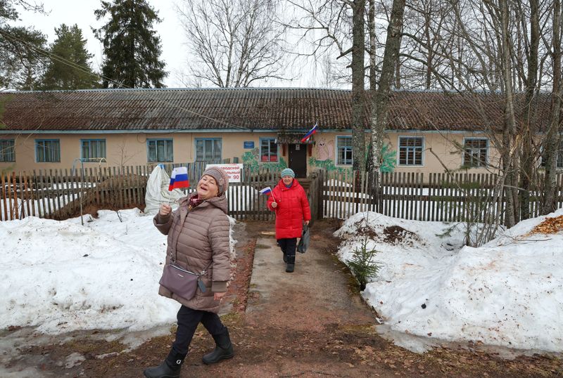 &copy; Reuters. Varias mujeres portan banderas rusas a la salida de un colegio electoral durante las elecciones presidenciales en el pueblo de Pasha, en la región de Leningrado
Mar 16, 2024. REUTERS/Anton Vaganov