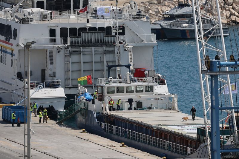 &copy; Reuters. منظر عام لسفينة تحمل شحنة ثانية من المساعدات الغذائية داخل ميناء لارنكا قبل مغادرة قبرص في طريقها إلى غزة يوم السبت . تصوير: يانيس كورتوجلو - 