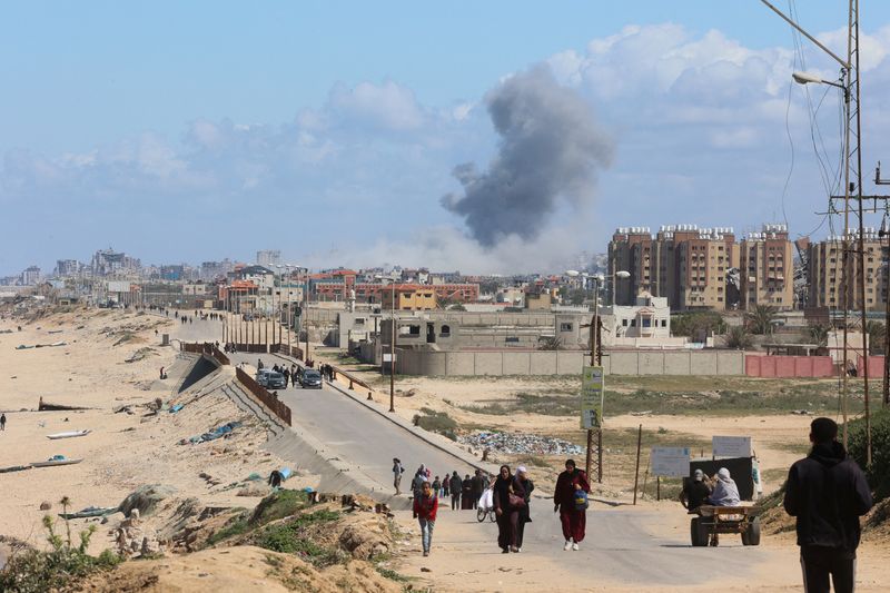 &copy; Reuters. Smoke rises following an Israeli strike as Palestinians fleeing north Gaza due to Israel’s military offensive move southward, amid the ongoing conflict between Israel and Hamas, at the central Gaza Strip, March 15, 2024. REUTERS/Ahmed Zakot
