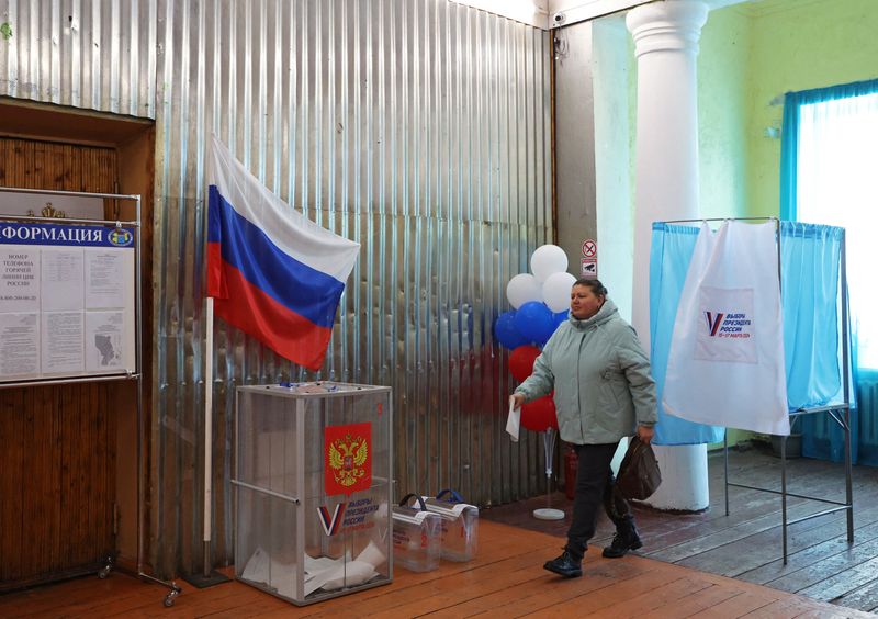 &copy; Reuters. ناخبة تتجه للإدلاء بصوتها داخل إحدى اللجان الانتخابية في منطقة لينينجراد يوم السبت خلال الانتخابات الرئاسية الروسية . تصوير: أنطون فاجانوف 