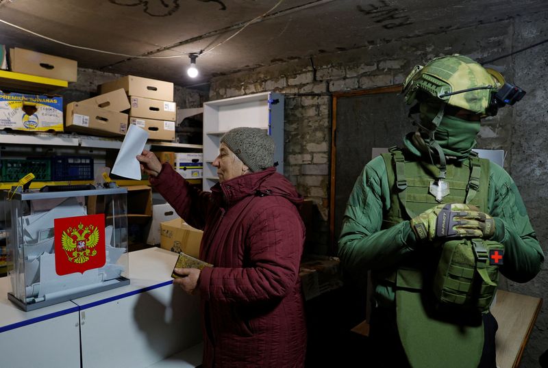 © Reuters. A resident casts her vote in Avdiivka, Donetsk Region, Russian-controlled Ukraine, March 16, 2024. REUTERS/Alexander Ermochenko