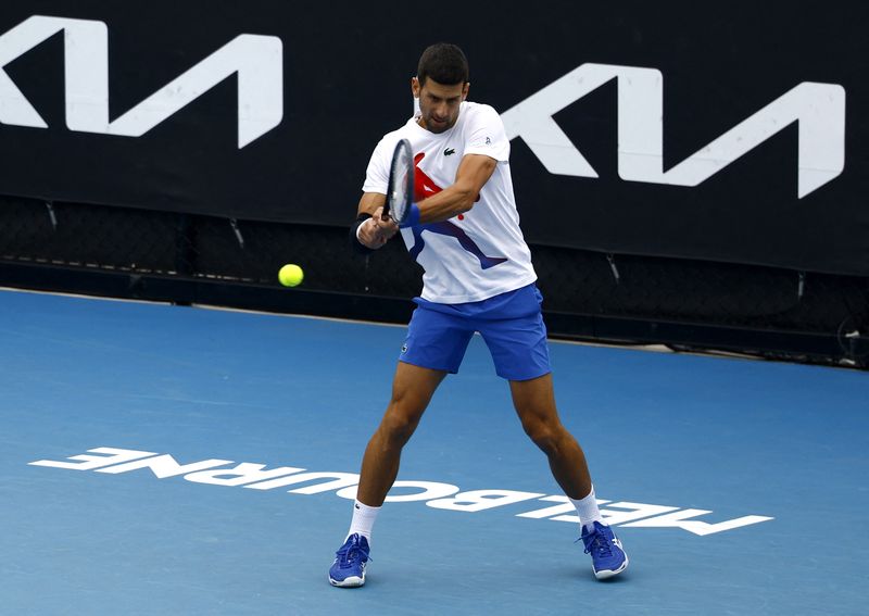 &copy; Reuters. Ene 20, 2024 
Foto de archivo del seribio Novak Djokovic en una sesion de práctica del Abierto de Australia 
REUTERS/Issei Kato