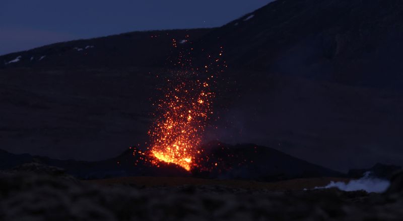 &copy; Reuters. حمم تتصاعد من بركان خارج قرية جريندوفيك بأيسلندا في يوم 15 يناير كانون الثاني 2024 . تصوير: فيل نوبل - رويترز 