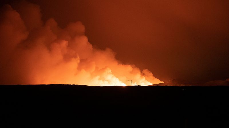 &copy; Reuters. Smoke rises as a volcano erupts along Route 41 in the Reykjanes Peninsula, Iceland December 19, 2023. REUTERS/Sigurdur Davidsson/FILE PHOTO