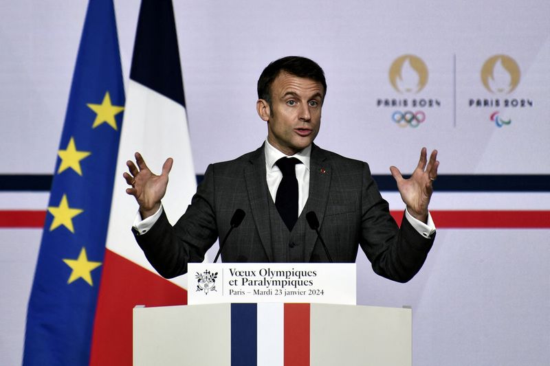 &copy; Reuters. FILE PHOTO: French President Emmanuel Macron delivers a speech to present his New Year's wishes to elite athletes ahead of the Paris 2024 Olympic and Paralympic Games,  at France's National Institute of Sport, Expertise, and Performance (INSEP) in Paris, 