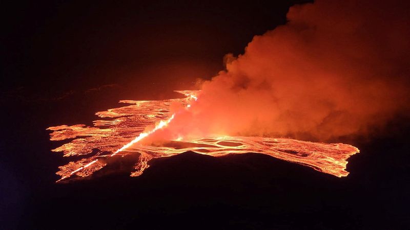 &copy; Reuters. Una erupción volcánica tiene lugar, cerca de Grindavik, Islandia, el 16 de marzo de 2024, en esta imagen obtenida por Reuters
Public Security Department of Icelandic Police/Handout via REUTERS
