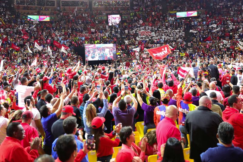 © Reuters. Venezuela's President Nicolas Maduro waves a Ruling United Socialist Party flag in front of supporters after he accepted candidacy of Venezuela's ruling United Socialist Party (PSUV) for running for another term in July 28 election 2024, at the Poliedro de Caracas, Venezuela, March 16, 2024. Miraflores Palace/Handout via REUTERS