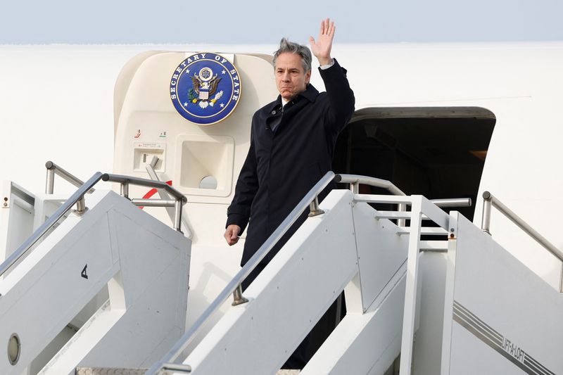 &copy; Reuters. وزير الخارجية الأمريكي أنتوني بلينكن لدي وصوله إلي قاعدة أوسان الجوية بكوريا الجنوبية يوم الأحد. صورة لرويترز من ممثل لوكالات الأنباء.