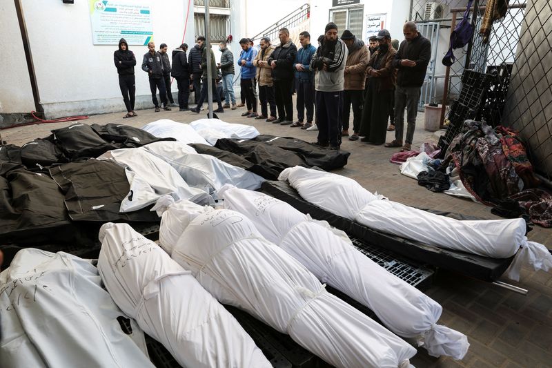 &copy; Reuters. مشيعون يصلون الجنازة بجوار جثامين فلسطينيين قتلوا جراء الهجمات الإسرائيلية في مستشفى أبو يوسف النجار في رفح بجنوب قطاع غزة يوم 21 فبراير شبا