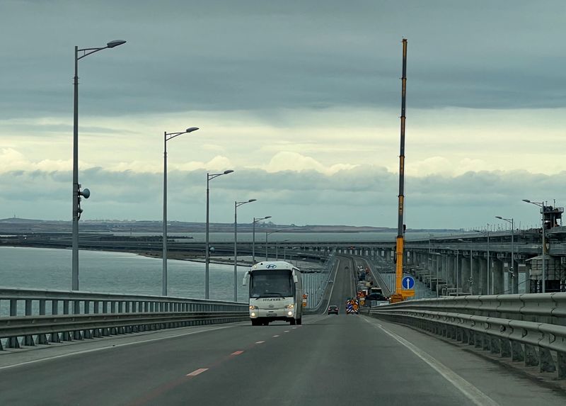 &copy; Reuters. سيارات تمر على الجسر الرابط بين شبه جزيرة القرم والأراضي الروسية في صورة من أرشيف رويترز.