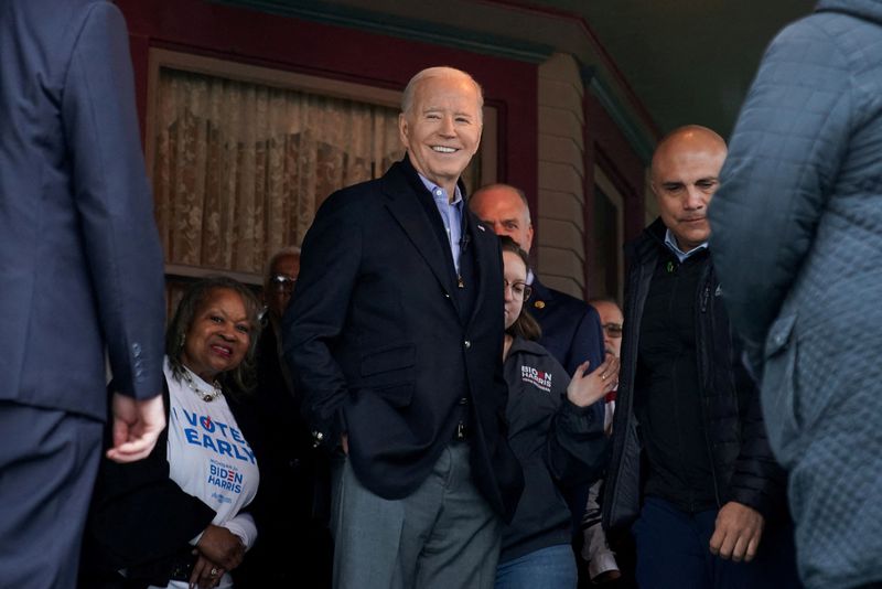 &copy; Reuters. FILE PHOTO: U.S. President Joe Biden meets supporters and volunteers during a campaign event at a home in Saginaw, Michigan, U.S., March 14, 2024.  REUTERS/Kevin Lamarque/File Photo