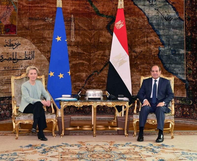 &copy; Reuters. الرئيس المصري عبد الفتاح السيسي مع رئيسة المفوضية الأوروبية أورسولا فون دير لاين في القاهرة يوم 18 نوفمبر تشرين الثاني 2023. صورة لرويترز من ال
