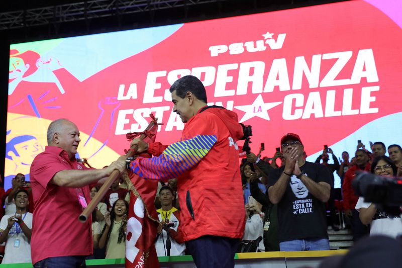 &copy; Reuters. Le vice-président du Parti Socialiste Unifié du Venezuela (PSUV), Diosdado Cabello, remet le drapeau du parti au président vénézuélien Nicolas Maduro alors qu'il accepte la candidature du PSUV au pouvoir au Venezuela pour briguer un nouveau mandat a