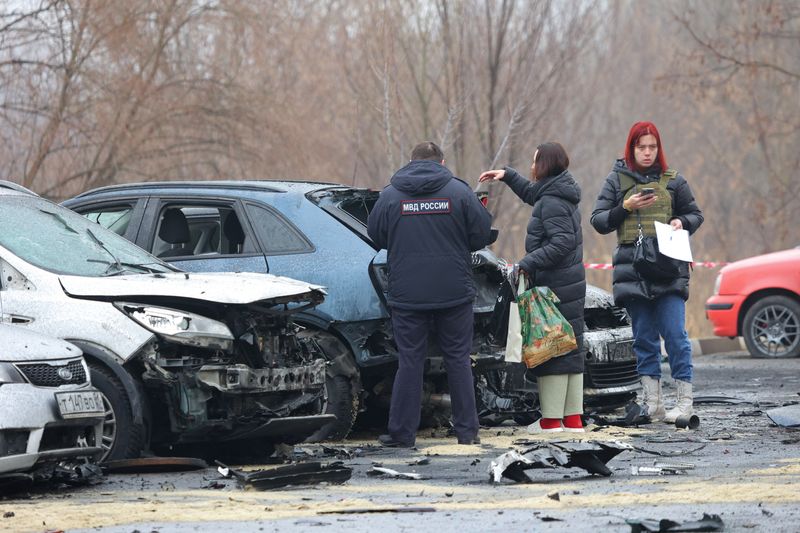 &copy; Reuters. Un enquêteur à proximité de voitures endommagées touchées par des bombardements, ce que les autorités locales ont appelé une frappe militaire ukrainienne, à Belgorod, en Russie. /Photo prise le 17 mars 2024/REUTERS