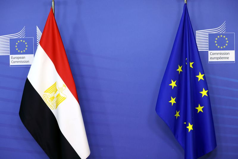 &copy; Reuters. Les drapeaux de l'Egypte et de l'Union européenne sont photographiés au siège de l'UE à Bruxelles. /Photo prise le 17 février 2022/REUTERS/Francois Walschaerts