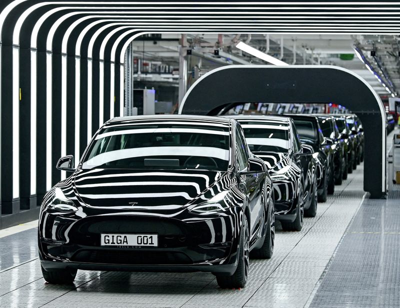 &copy; Reuters. Des voitures Model Y sont photographiées lors de la cérémonie d'ouverture de la nouvelle Tesla Gigafactory à Gruenheide, en Allemagne. /Photo prisele 22 mars 2022/REUTERS/Patrick Pleul