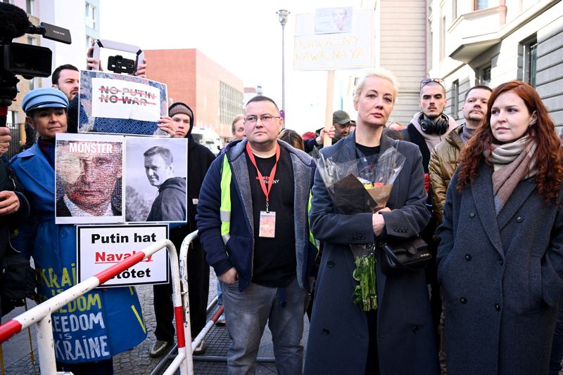 &copy; Reuters. Yulia Navalnaya, the widow of Alexei Navalny, the Russian opposition leader who died in a prison camp, stands in a queue outside the Russian Embassy on the final day of the presidential election in Russia, in Berlin, Germany, March 17, 2024. REUTERS/Anneg