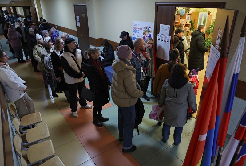 &copy; Reuters. Varias personas hacen cola para entrar en un colegio electoral hacia el mediodía del último día de las elecciones presidenciales en la ciudad de Kudrovo
Mar 17, 2024. REUTERS/Anton Vaganov