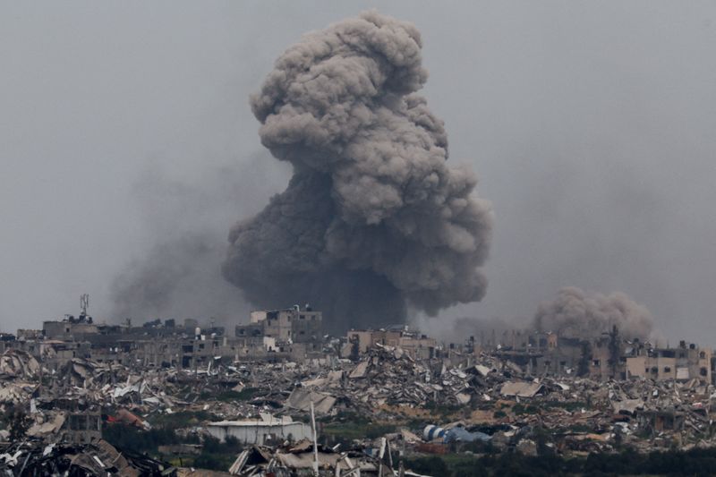 © Reuters. Humo se eleva desde Gaza, en medio del actual conflicto entre Israel y el grupo islamista palestino Hamás, visto desde la frontera de Israel con Gaza, en el sur de Israel

Mar 17, 2024. REUTERS/Amir Cohen