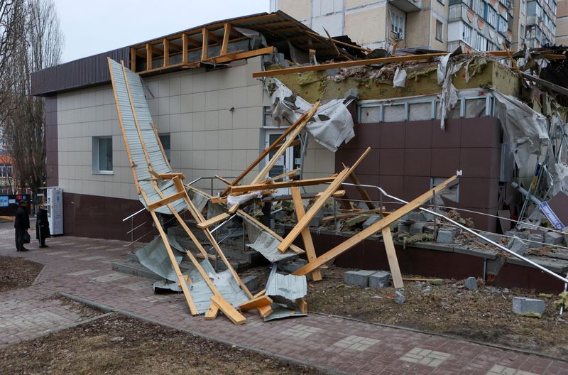 © Reuters. مبنى لحقت به أضرار جراء ما قالت السلطات المحلية إنه قصف عسكري أوكراني على منطقة بيلجورود في روسيا يوم الأحد في صورة لرويترز. 