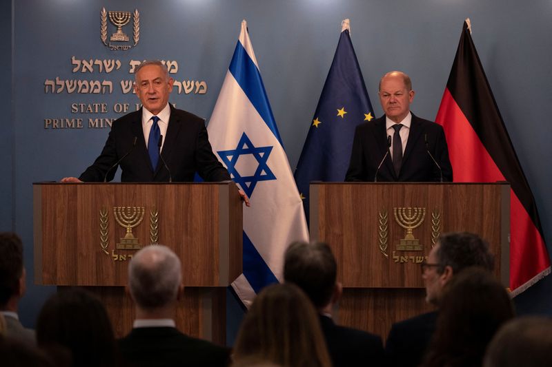 © Reuters. المستشار الألماني أولاف شولتس ورئيس الوزراء الإسرائيلي خلال اجتماع في القدس يوم الأحد. صورة لرويترز من ممثل لوكالات الأنباء.  
