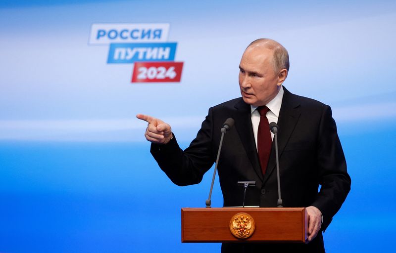 &copy; Reuters. الرئيس الروسي فلاديمير بوتين خلال حديثه بعد إغلاق مراكز الاقتراع للانتخابات الرئاسية في موسكو يوم الأحد (يوم الاثنين بتوقيت روسيا). تصوير: م