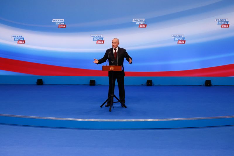 &copy; Reuters. الرئيس الروسي فلاديمير بوتين خلال حديثه بعد إغلاق مراكز الاقتراع للانتخابات الرئاسية في موسكو يوم الأحد (يوم الاثنين بتوقيت روسيا). تصوير: م