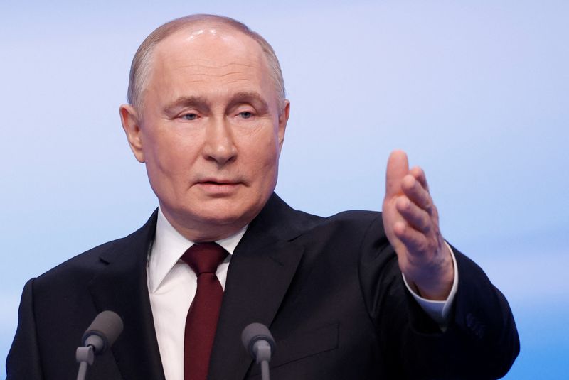 &copy; Reuters. الرئيس الروسي فلاديمير بوتين يدلي بتصريحات عقب إغلاق مكاتب الاقتراع في موسكو يوم الأحد . تصوير: مكسيم شيميتوف - رويترز  