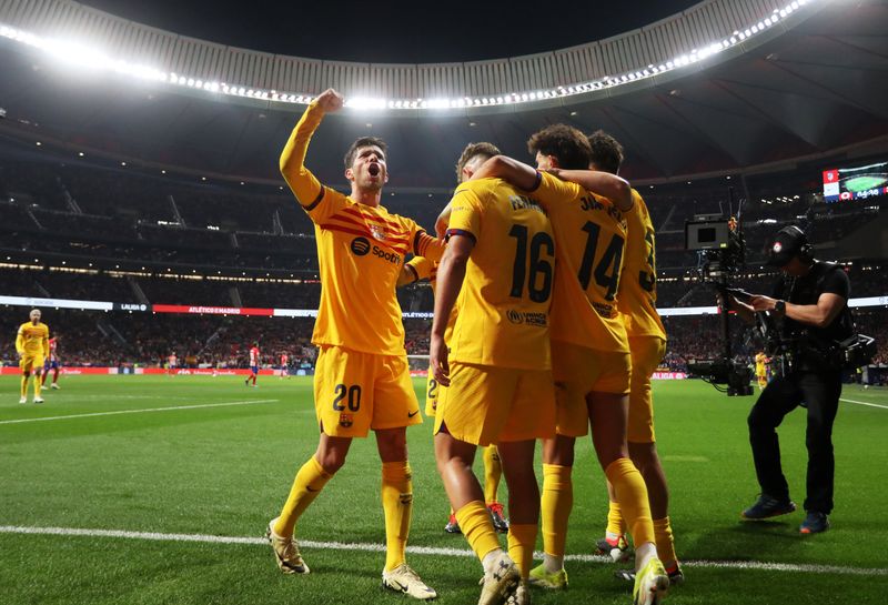 &copy; Reuters. فيرمين لوبيز لاعب برشلونة يحتفل مع زملائه بتسجيله الهدف الثالث لفريقه في الفوز 3-صفر على مضيفه أتليتيكو مدريد في مباراتهما بدوري الدرجة الأ