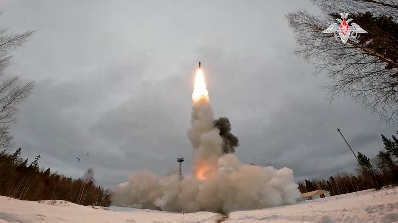 © Reuters. FILE PHOTO: A Yars intercontinental ballistic nuclear missile is fired during training from Plesetsk cosmodrome in Northern Arkhangelsk region, Russia. Russian Defence Ministry/Handout via REUTERS