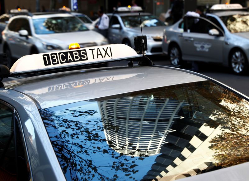 © Reuters. FILE PHOTO: Taxis wait for passengers along a street in Sydney, Australia May 8, 2018. REUTERS/Edgar Su