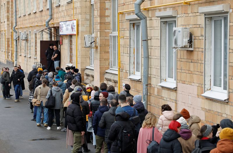 &copy; Reuters.  　　ロシア大統領選は最終投票日の３月１７日、反体制派がプーチン大統領続投への抗議として同日正午に投票所に行くよう呼びかけ、国内外各地の投票所に有権者が集まった。写真は同