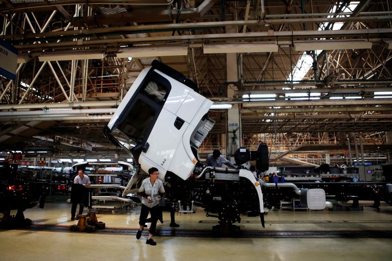 &copy; Reuters. File photo: Employees work on the trucks production line during an organised media tour to the Shaanxi Automobile Group factory in Xian, Shaanxi province, China May 17, 2023. REUTERS/Florence Lo/File photo