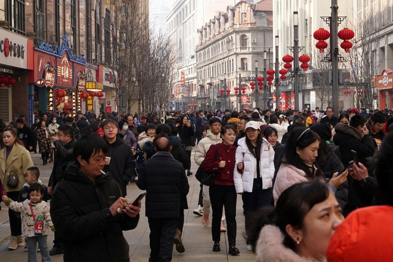 © Reuters. File photo: Visitors throng a pedestrian shopping street on the first day of the Lunar New Year of the Dragon, in Shanghai, China February 10, 2024. REUTERS/Nicoco Chan/File photo