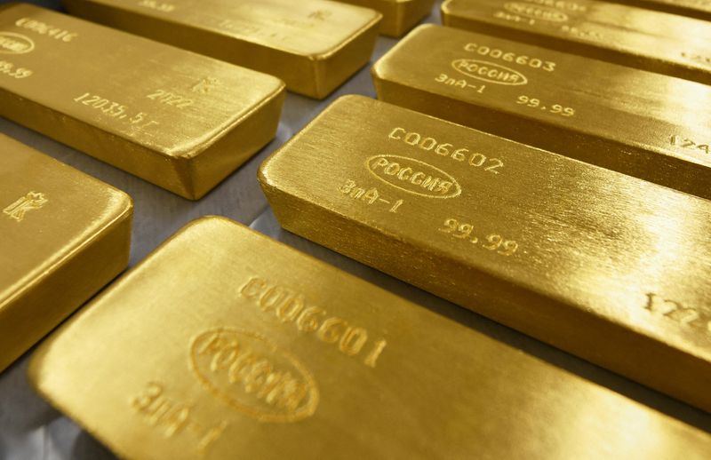 &copy; Reuters. سبائك من الذهب الخالص معروضة في مصنع للمعادن بسيبريا في روسيا بصورة من أرشيف رويترز .   