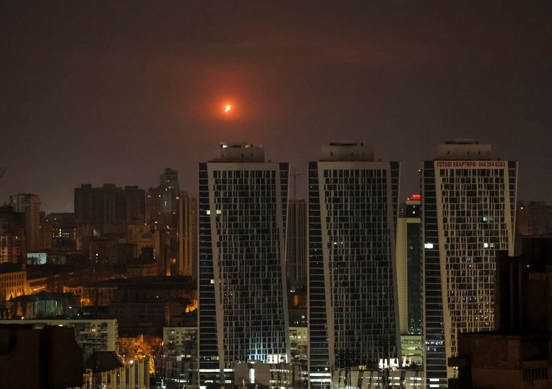 &copy; Reuters. انفجار طائرة مسيرة في السماء خلال هجوم روسي في كييف بأوكرانيا يوم 15 مارس آذار 2024. تصوير: هليب هانيتش - رويترز