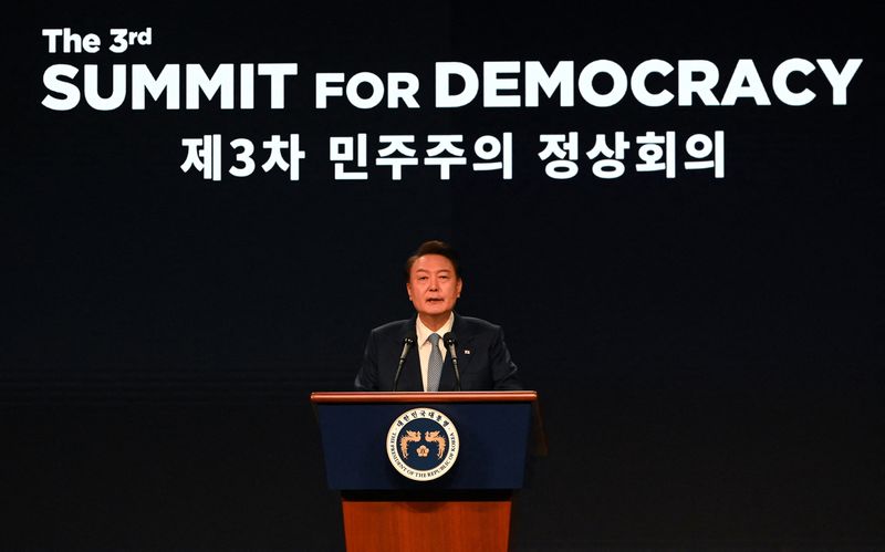 &copy; Reuters. الرئيس الكوري الجنوبي يون سوك يتحدث خلال قمة الديمقراطية الثالثة في سول يوم الاثنين. صورة لرويترز من ممثل لوكالات الأنباء.