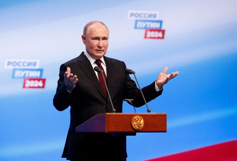 &copy; Reuters. Vladimir Putin parla nel quartier generale della sua campagna elettorale a Mosca, 17 marzo 2024. REUTERS/Maxim Shemetov
